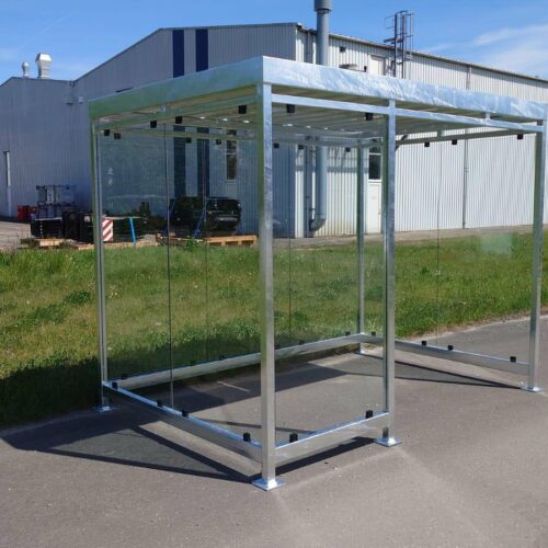 Rookoverkapping Myla 142 Nieuw! Rookabri Myla, nu ook in een alleen verzinkte uitvoering leverbaar. Net zo duurzaam en een stuk voordeliger. Ook als rookabri met groen sedum dak leverbaar.